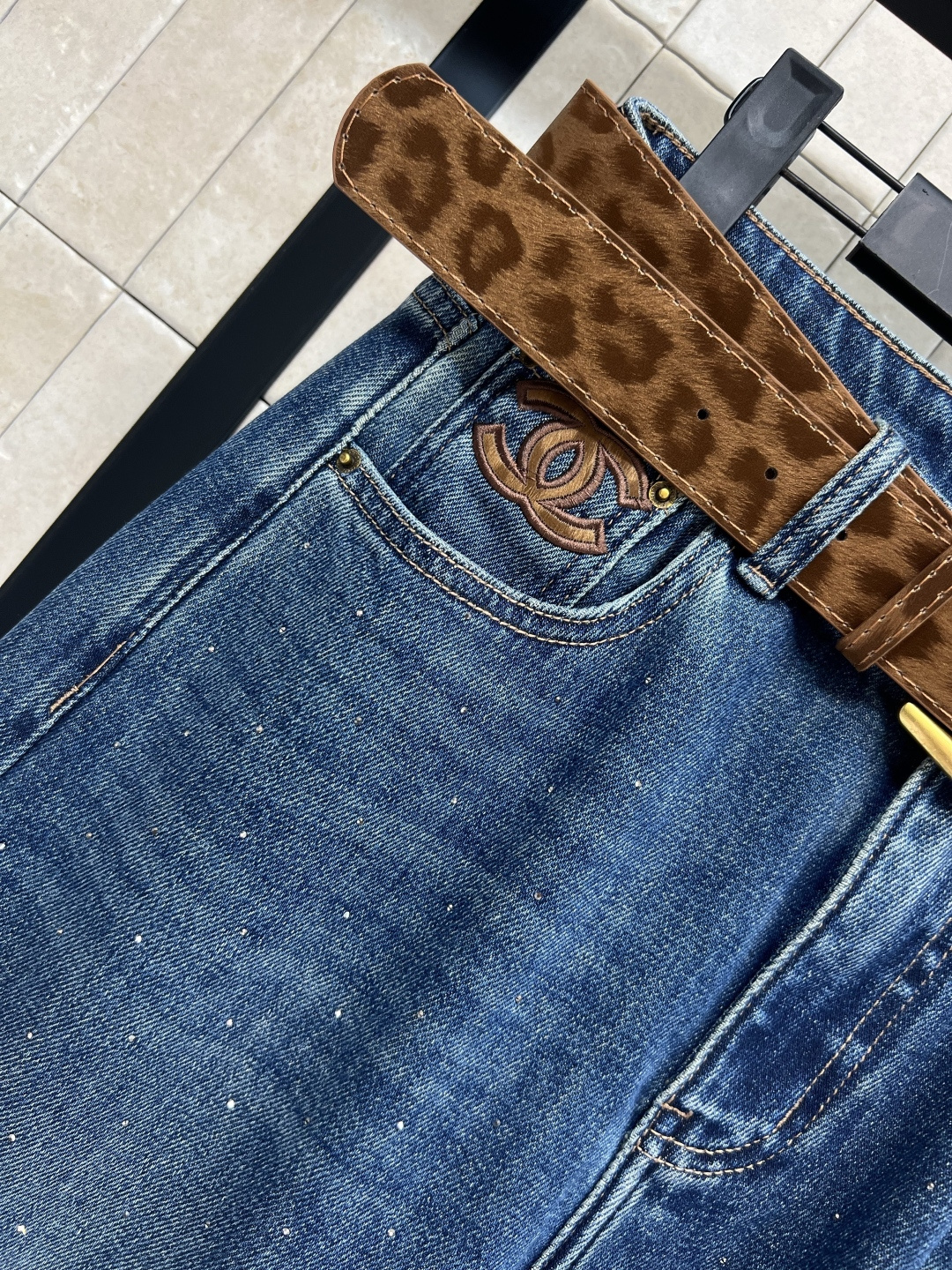 小香家 25早秋新款 豹纹腰带牛仔阔腿裤 复古洗水面料纯棉材质上身亲肤舒适 高腰阔腿版型轻松 掩盖腿部瑕