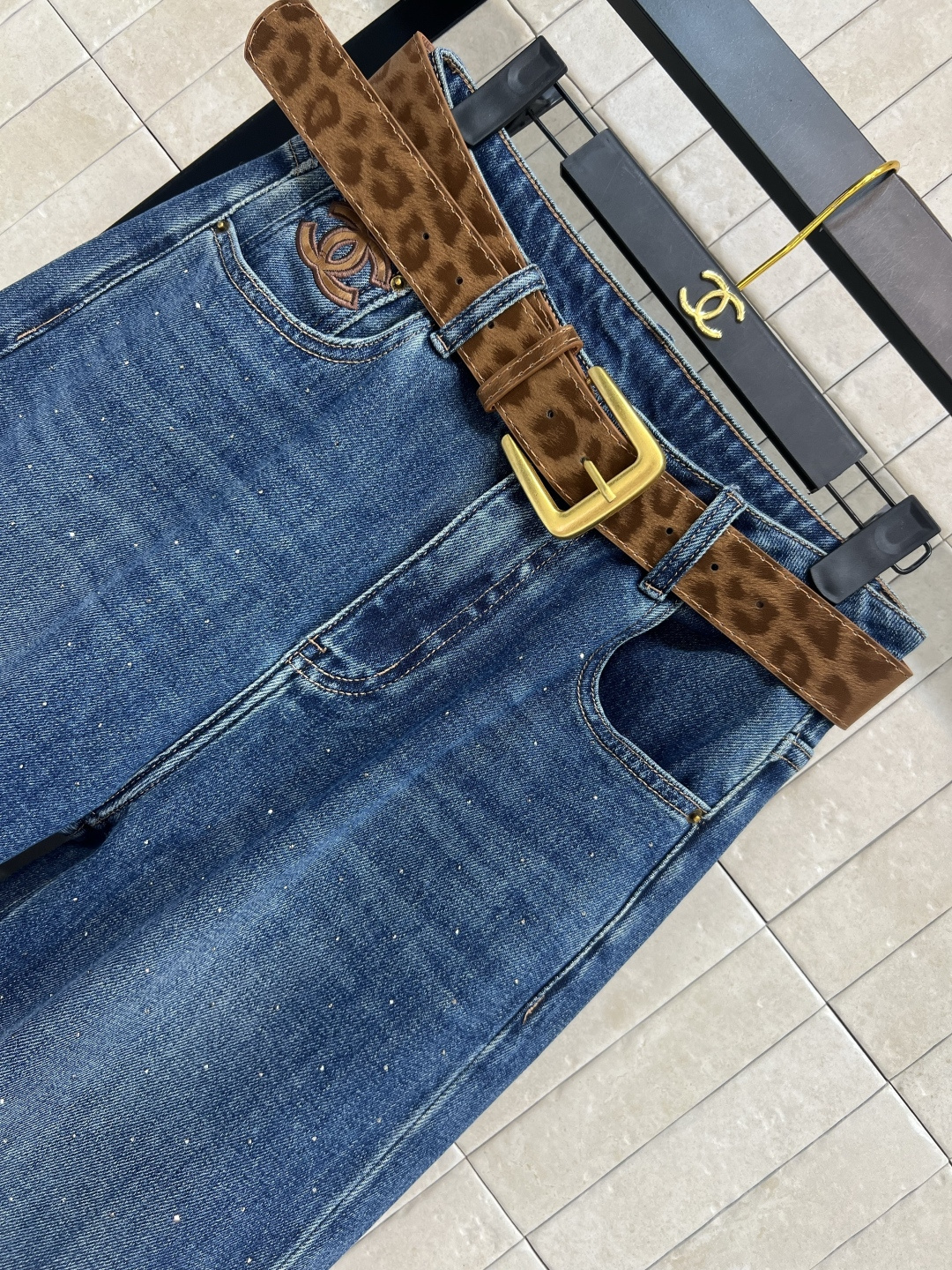 小香家 25早秋新款 豹纹腰带牛仔阔腿裤 复古洗水面料纯棉材质上身亲肤舒适 高腰阔腿版型轻松 掩盖腿部瑕