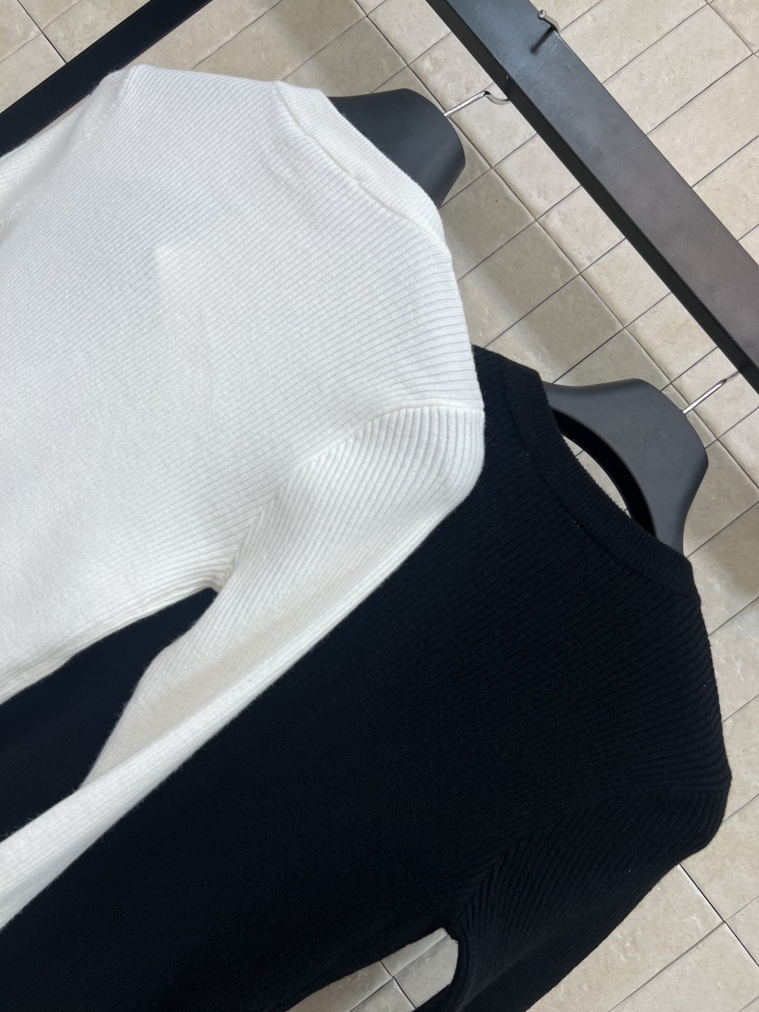 FD家 25早秋新款 圆领针织长袖套头毛衣 胸前饰有品牌标志性FFLogo图案 竖条纹羊毛纱线面料 软软