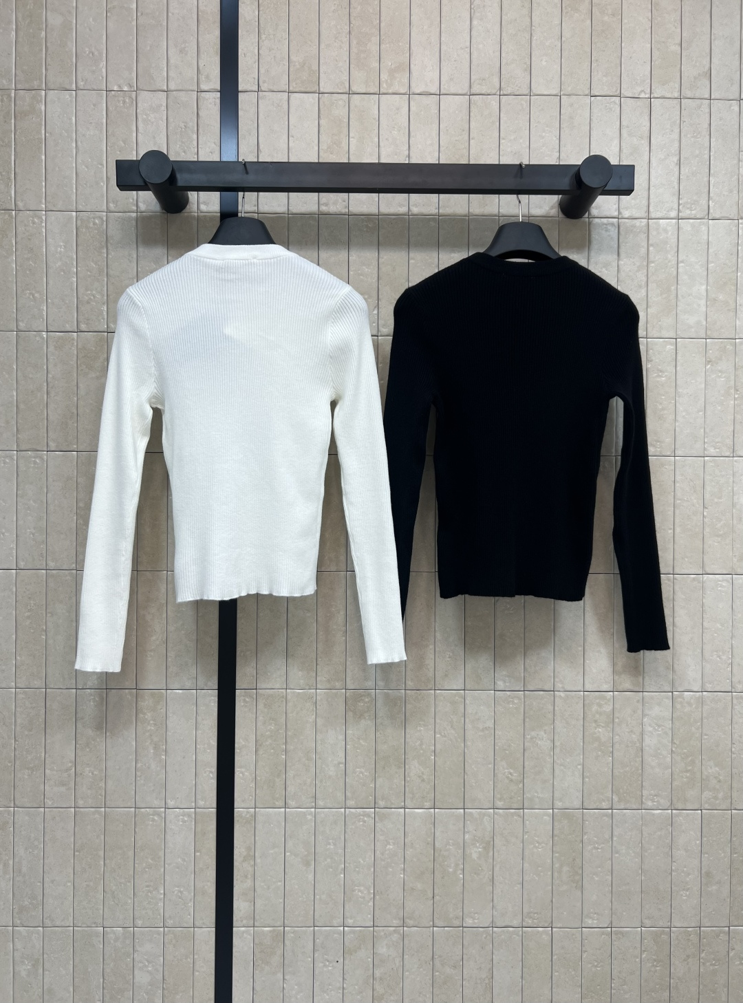 FD家 25早秋新款 圆领针织长袖套头毛衣 胸前饰有品牌标志性FFLogo图案 竖条纹羊毛纱线面料 软软