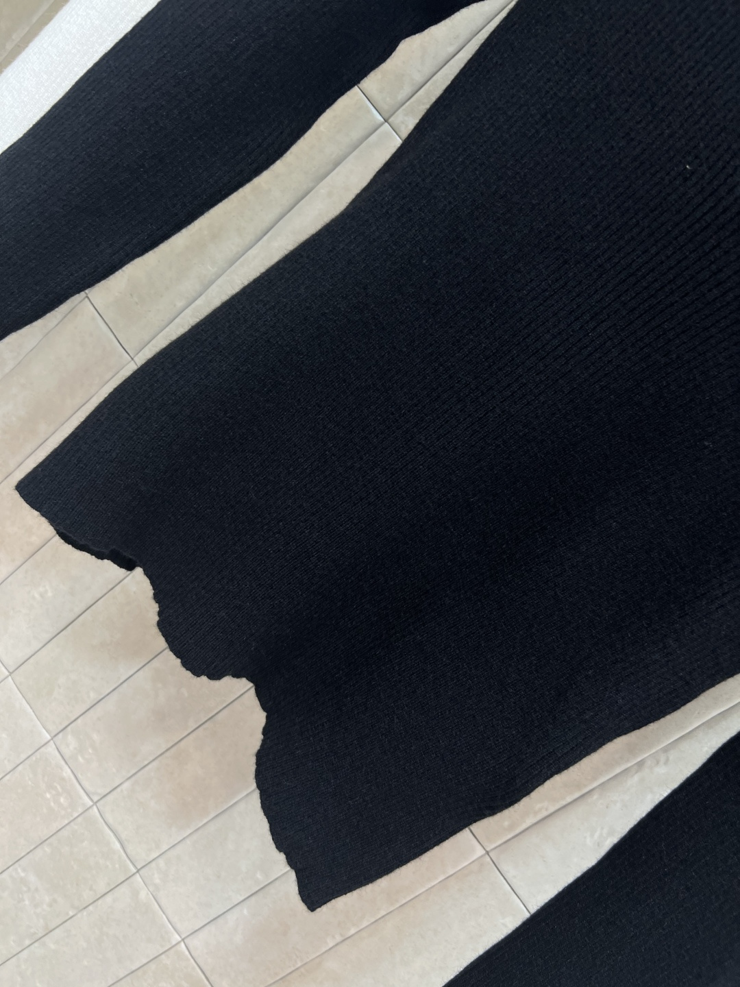 FD家 25早秋新款 圆领针织长袖套头毛衣 胸前饰有品牌标志性FFLogo图案 竖条纹羊毛纱线面料 软软