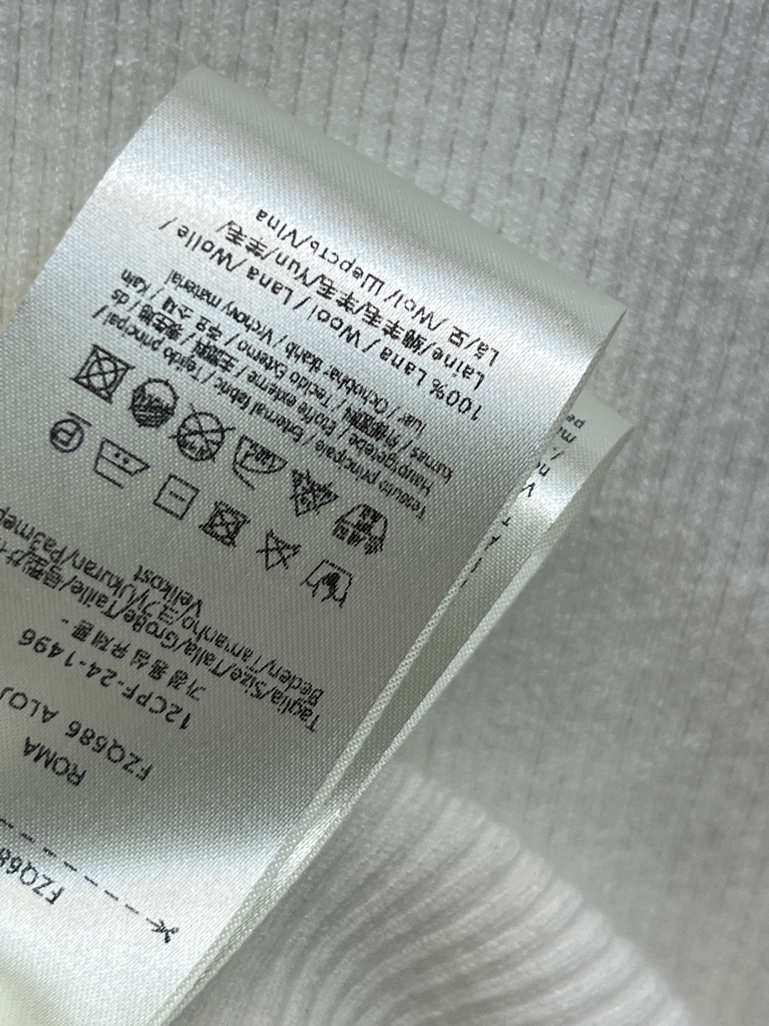 FD家 25早秋新款 圆领针织长袖套头毛衣 胸前饰有品牌标志性FFLogo图案 竖条纹羊毛纱线面料 软软