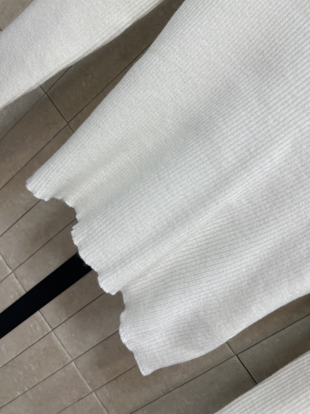 FD家 25早秋新款 圆领针织长袖套头毛衣 胸前饰有品牌标志性FFLogo图案 竖条纹羊毛纱线面料 软软