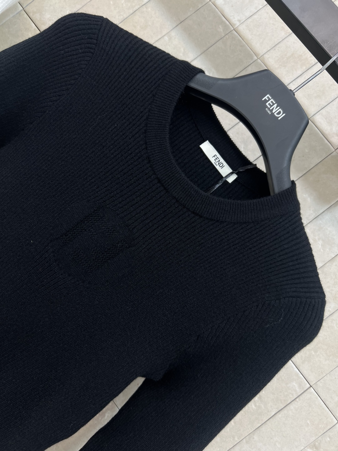 FD家 25早秋新款 圆领针织长袖套头毛衣 胸前饰有品牌标志性FFLogo图案 竖条纹羊毛纱线面料 软软