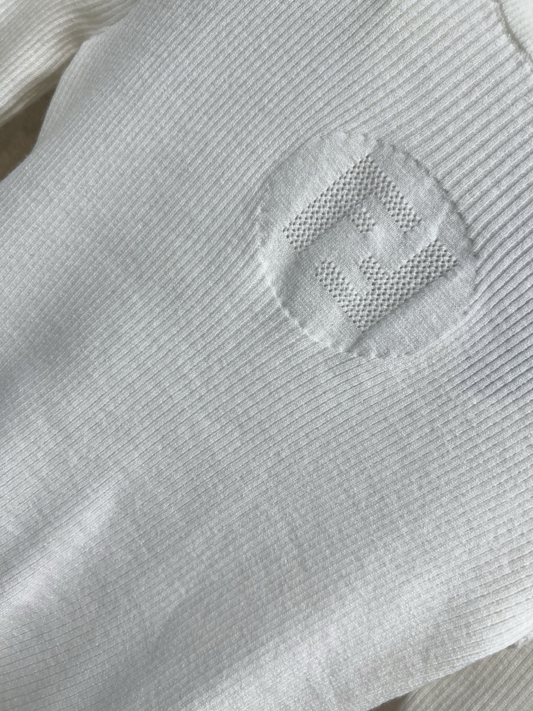 FD家 25早秋新款 圆领针织长袖套头毛衣 胸前饰有品牌标志性FFLogo图案 竖条纹羊毛纱线面料 软软