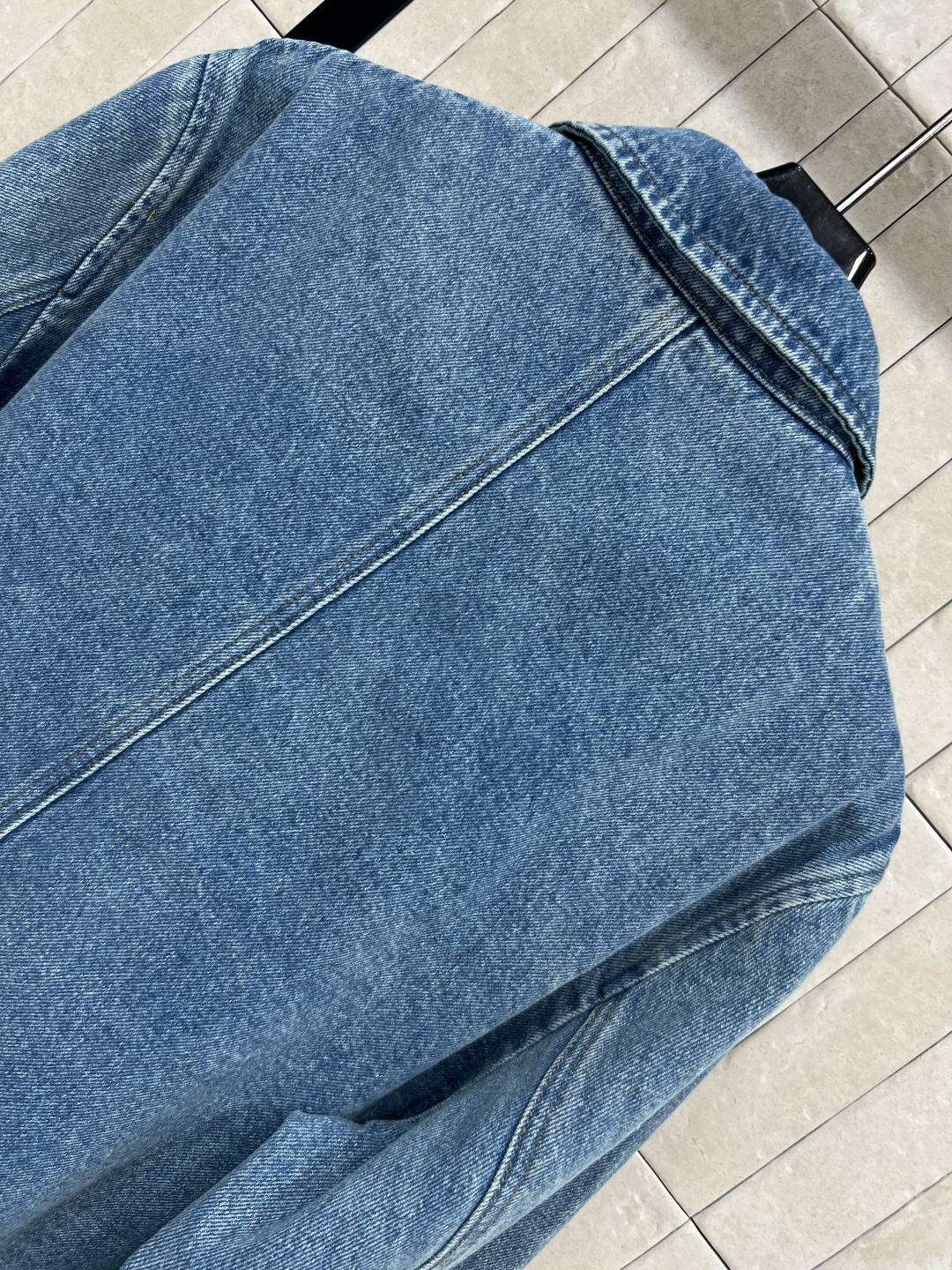 Ami 25早秋新款 翻领夹克牛仔外套 品牌经典的爱心logo装饰简约又大牌 高级又百搭 宽松版型 上身