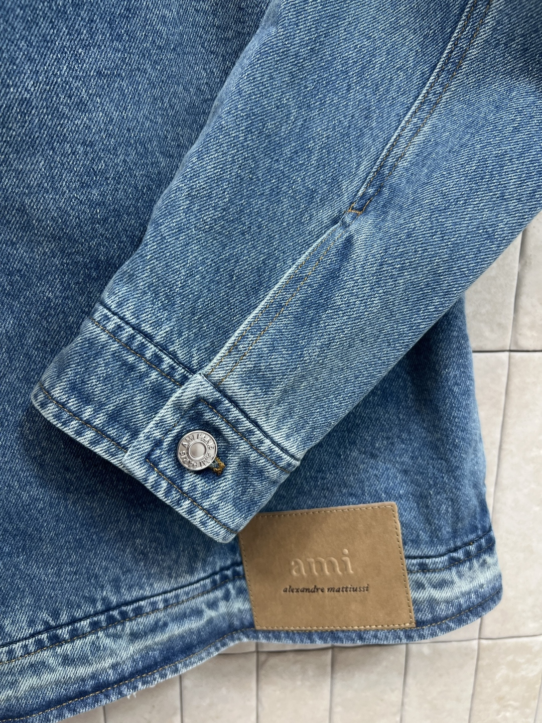 Ami 25早秋新款 翻领夹克牛仔外套 品牌经典的爱心logo装饰简约又大牌 高级又百搭 宽松版型 上身