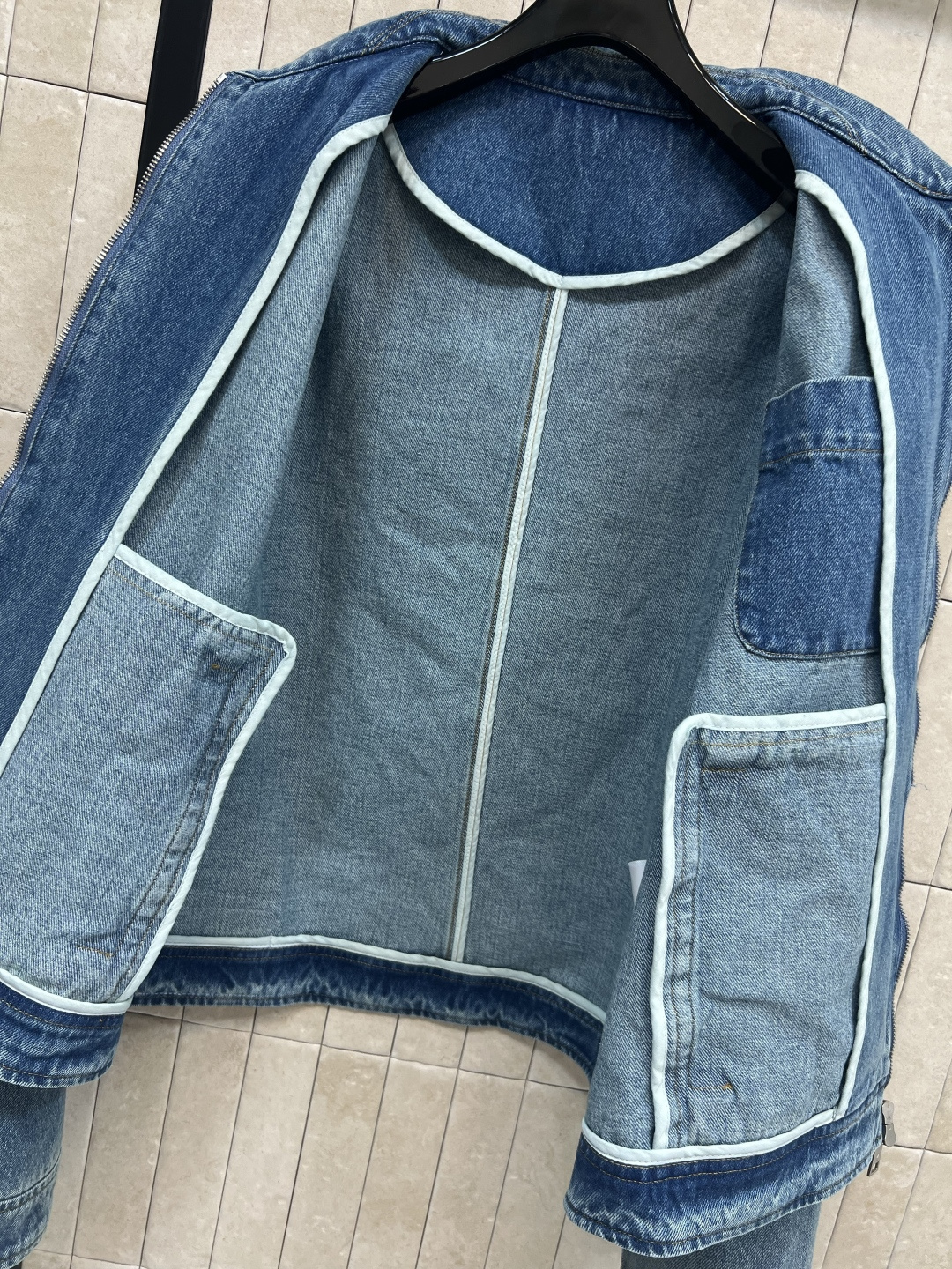 Ami 25早秋新款 翻领夹克牛仔外套 品牌经典的爱心logo装饰简约又大牌 高级又百搭 宽松版型 上身