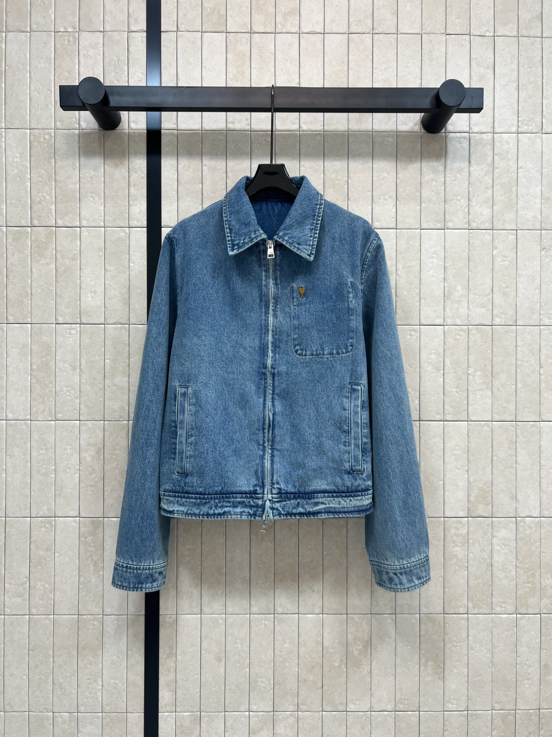 NO:479405,Ami 25 early autumn new style lapel jacket denim jacket The brand's classic love logo is simple and big-name, high-end and versatile, loose style, slim and not picky on the upper body, two-way zipper head embellishment, excellent details, create a versatile jacket for daily casual, classic retro denim is always versatile and not picky on the person. The upper body is cool and elegant, with a clean and cold atmosphere. The essential items for daily wear Size/S-M-L,, jackets & coats, jackets & coats, alexander wang19860909Ami 25早秋新款 翻领夹克牛仔外套 品牌经典的爱心logo装饰简约又大牌 高级又百搭 宽松版型 上身显瘦不挑人 双向拉链头点缀 细节超赞 打造日常休闲的百搭外套 经典的复古色牛仔永远是百搭不挑人的存在 上身又酷又显气质 自带干净清冷的氛围感 日常穿搭必备单品Size/S-M-L,,jackets & coats,jackets & coats,alexander wang,Women's clothing