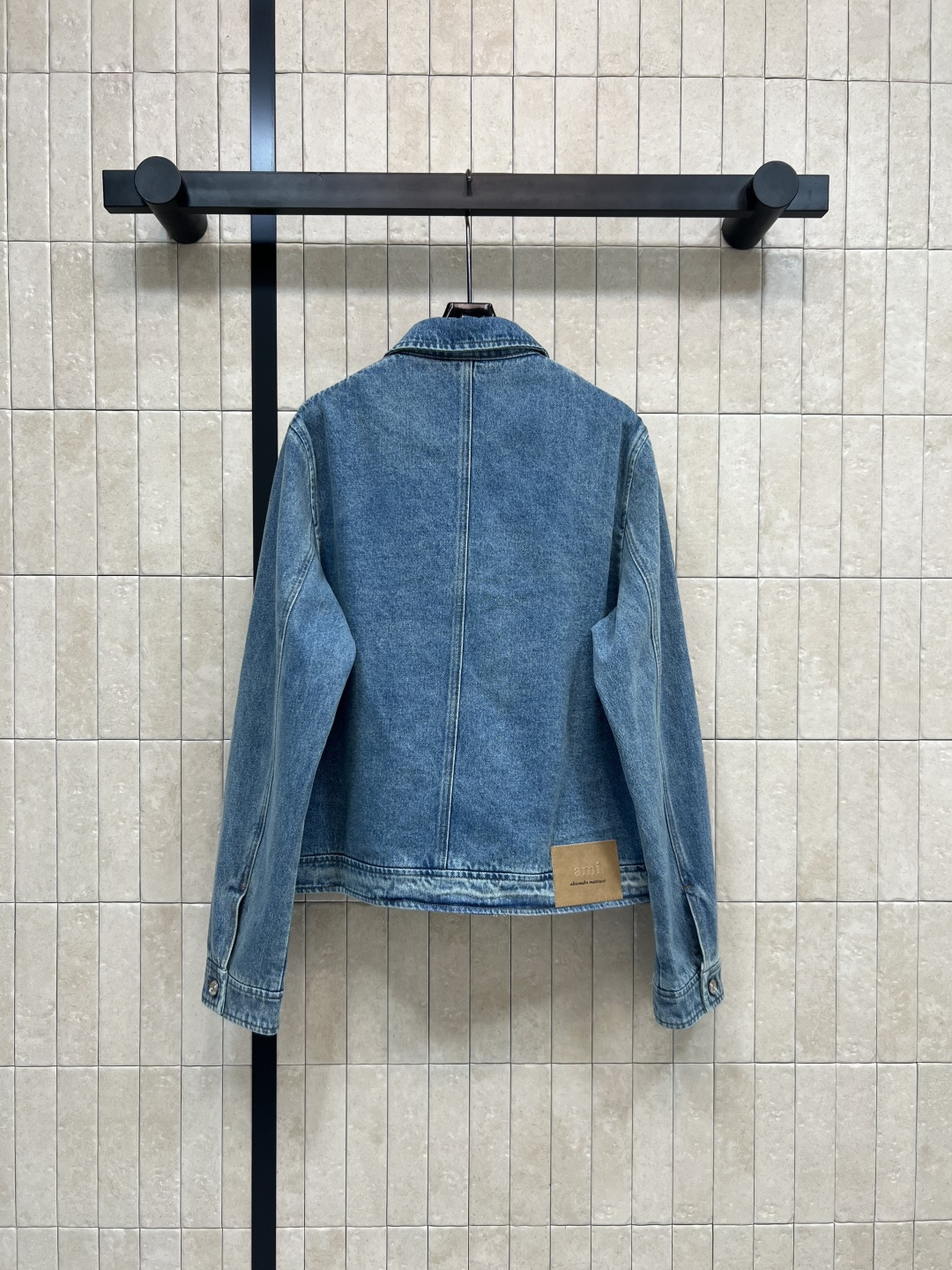 Ami 25早秋新款 翻领夹克牛仔外套 品牌经典的爱心logo装饰简约又大牌 高级又百搭 宽松版型 上身