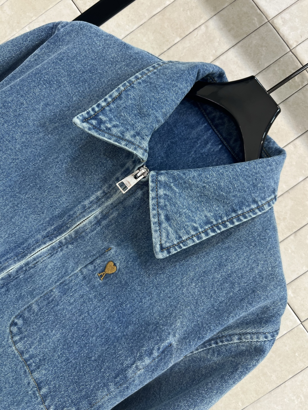 Ami 25早秋新款 翻领夹克牛仔外套 品牌经典的爱心logo装饰简约又大牌 高级又百搭 宽松版型 上身