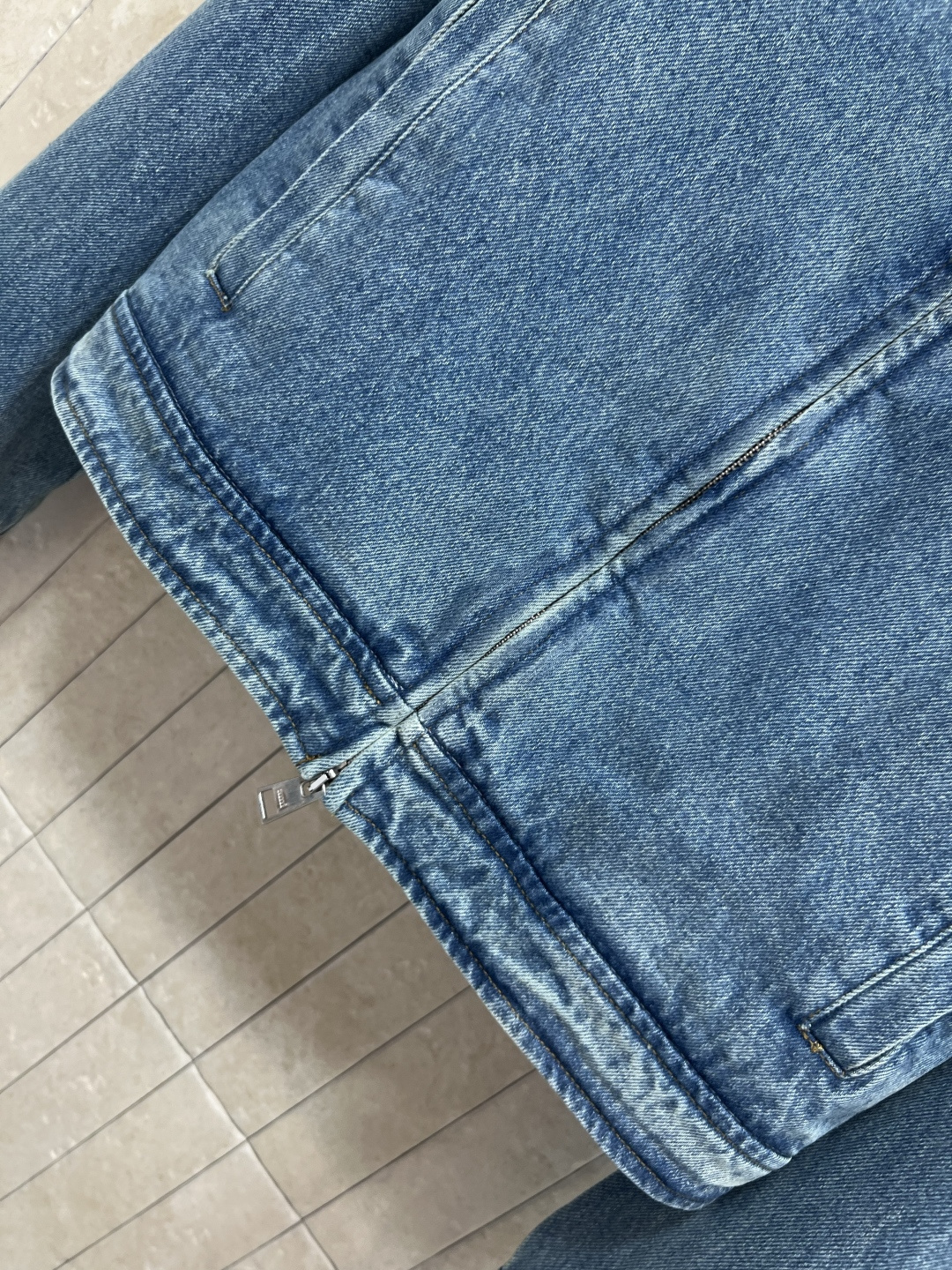 Ami 25早秋新款 翻领夹克牛仔外套 品牌经典的爱心logo装饰简约又大牌 高级又百搭 宽松版型 上身