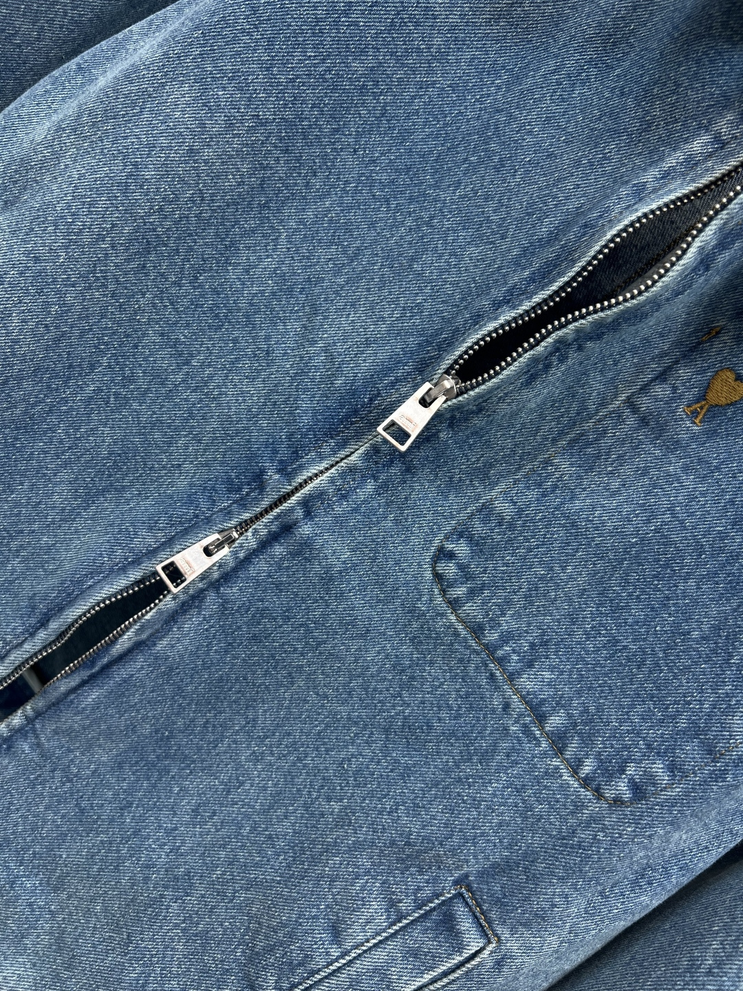 Ami 25早秋新款 翻领夹克牛仔外套 品牌经典的爱心logo装饰简约又大牌 高级又百搭 宽松版型 上身