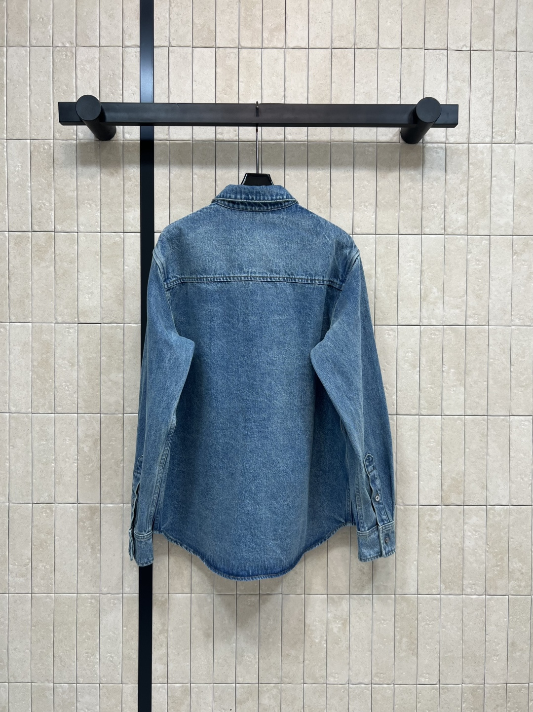 Ami 25早秋新款 翻领牛仔衬衫外套 品牌经典的爱心logo装饰简约又大牌 高级又百搭 宽松版型 上身