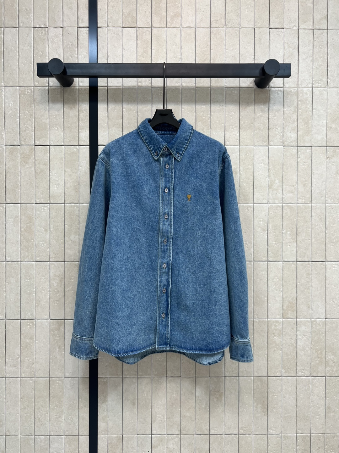 NO:479345,Ami 25 early autumn new style Lapel denim shirt jacket The brand's classic love logo is simple and big-name decoration, high-end and versatile, loose style, slim and not picky on the upper body, excellent details, create a versatile jacket for daily casualness, classic retro denim is always versatile and not picky on the upper body, cool and elegant, with a clean and cold atmosphere, essential items for daily wear Size/S-M-L,, jackets & coats,shirts,alexander wang19860909Ami 25早秋新款 翻领牛仔衬衫外套 品牌经典的爱心logo装饰简约又大牌 高级又百搭 宽松版型 上身显瘦不挑人 细节超赞 打造日常休闲的百搭外套 经典的复古色牛仔永远是百搭不挑人的存在 上身又酷又显气质 自带干净清冷的氛围感 日常穿搭必备单品Size/S-M-L,,jackets & coats,shirts,alexander wang,Women's clothing