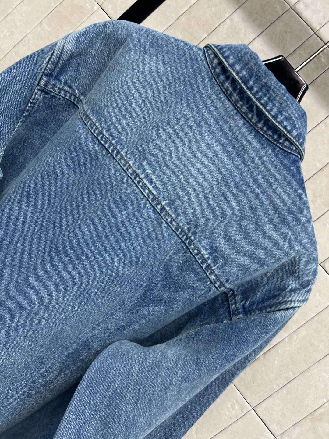 Ami 25早秋新款 翻领牛仔衬衫外套 品牌经典的爱心logo装饰简约又大牌 高级又百搭 宽松版型 上身