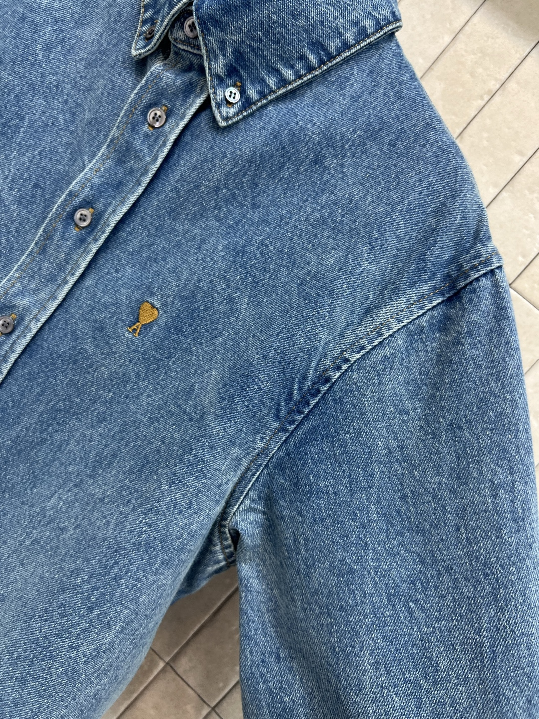 Ami 25早秋新款 翻领牛仔衬衫外套 品牌经典的爱心logo装饰简约又大牌 高级又百搭 宽松版型 上身