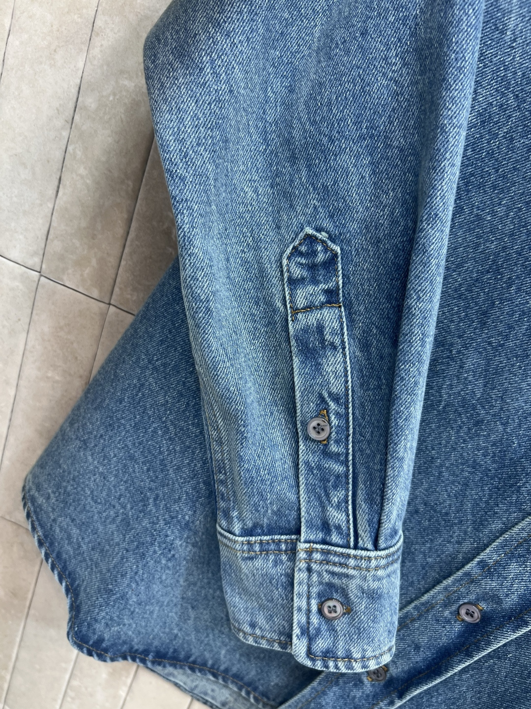 Ami 25早秋新款 翻领牛仔衬衫外套 品牌经典的爱心logo装饰简约又大牌 高级又百搭 宽松版型 上身