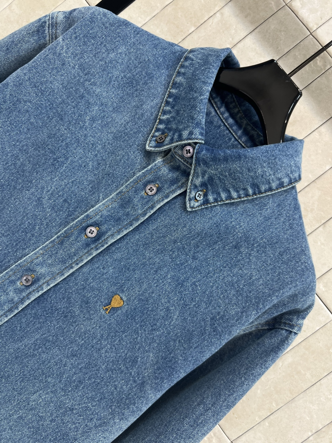 Ami 25早秋新款 翻领牛仔衬衫外套 品牌经典的爱心logo装饰简约又大牌 高级又百搭 宽松版型 上身
