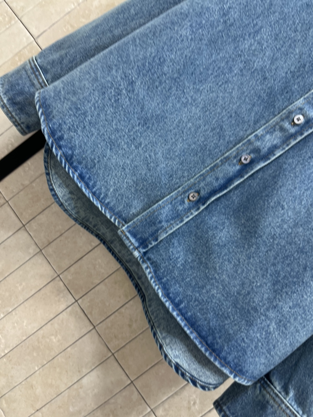 Ami 25早秋新款 翻领牛仔衬衫外套 品牌经典的爱心logo装饰简约又大牌 高级又百搭 宽松版型 上身