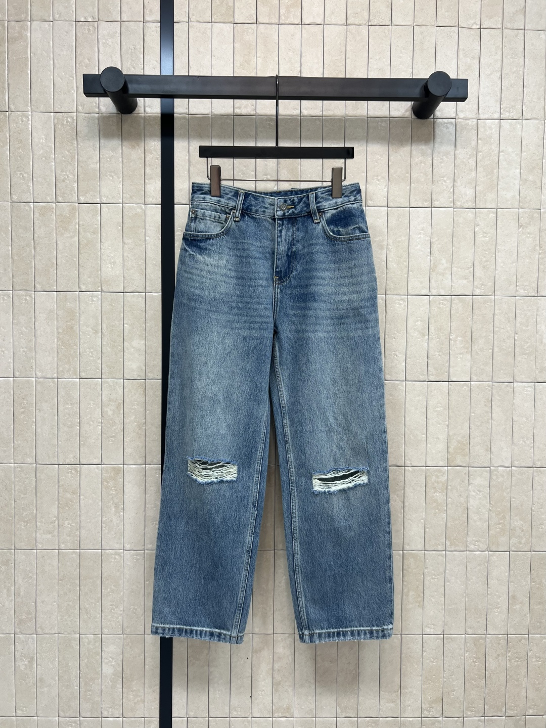 NO:479361,New early autumn style ripped jeans, retro, old, ripped, white, and washed, positioned bone-grabbing holes, high-waisted straight-leg pants, easy to create long legs, both retro and fashionable, pants are easy to wear, versatile and eye-catching, one color and three-code Size/S-M-L,,alexander wang19860909早秋新款 破洞牛仔长裤 复古做旧破洞发白洗水颜色 定位的磨骨破洞 高腰直筒裤型 轻松打造大长腿 既复古风又时髦潮范 裤型很好穿 百搭起来又吸睛一色三码 Size/S-M-L,,alexander wang,Women's clothing