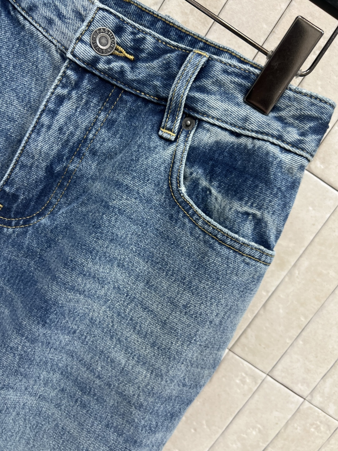 25早秋新款 破洞牛仔长裤 复古做旧破洞发白洗水颜色 定位的磨骨破洞 高腰直筒裤型 轻松打造大长腿 既复