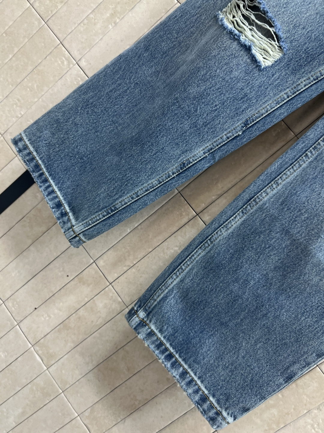 25早秋新款 破洞牛仔长裤 复古做旧破洞发白洗水颜色 定位的磨骨破洞 高腰直筒裤型 轻松打造大长腿 既复