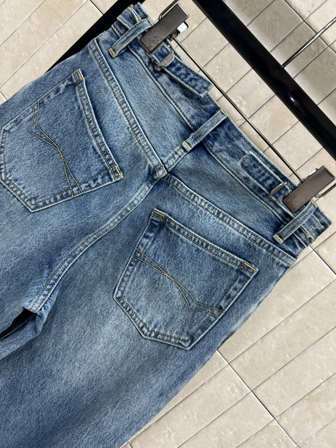 25早秋新款 破洞牛仔长裤 复古做旧破洞发白洗水颜色 定位的磨骨破洞 高腰直筒裤型 轻松打造大长腿 既复