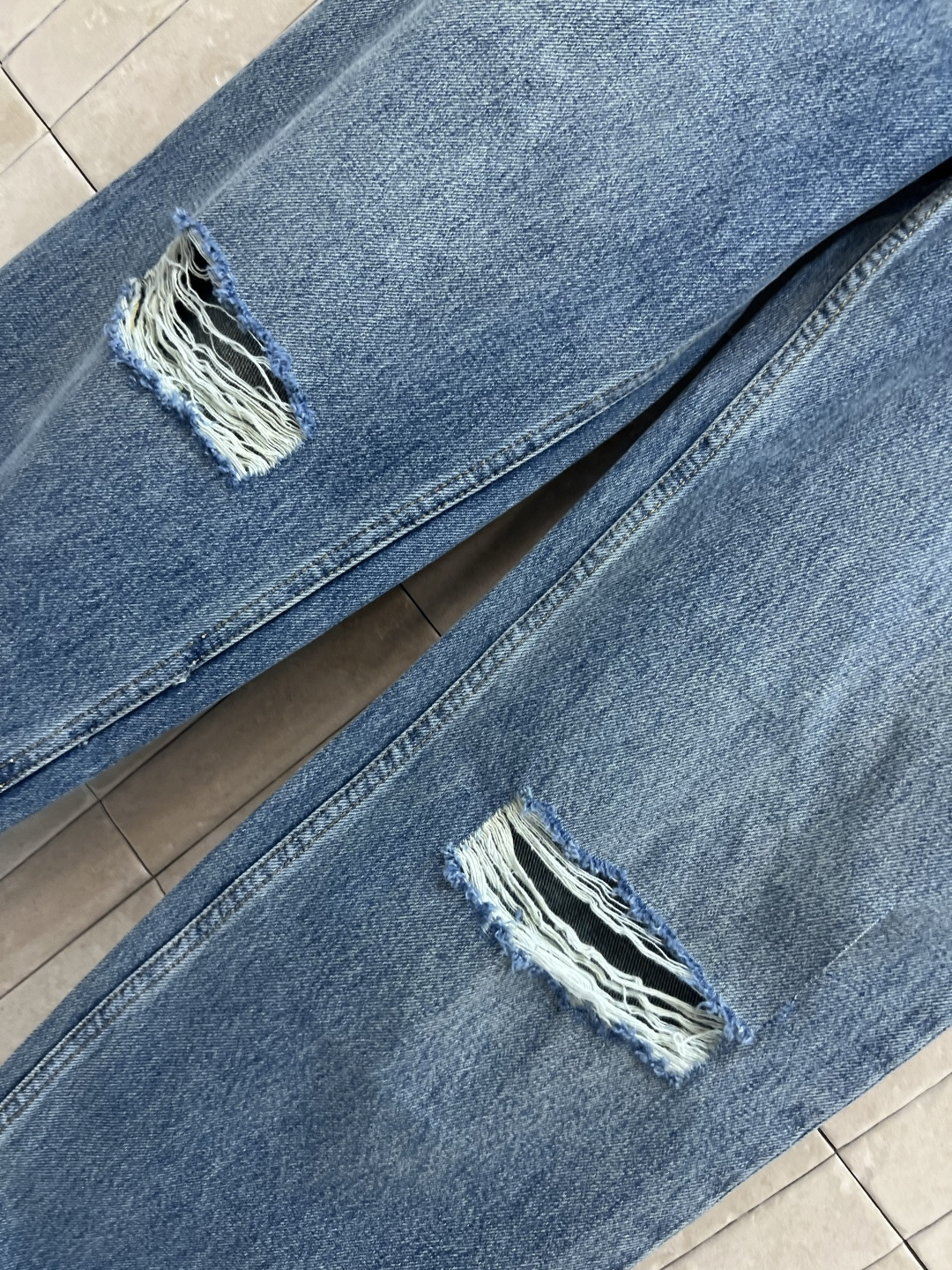 25早秋新款 破洞牛仔长裤 复古做旧破洞发白洗水颜色 定位的磨骨破洞 高腰直筒裤型 轻松打造大长腿 既复