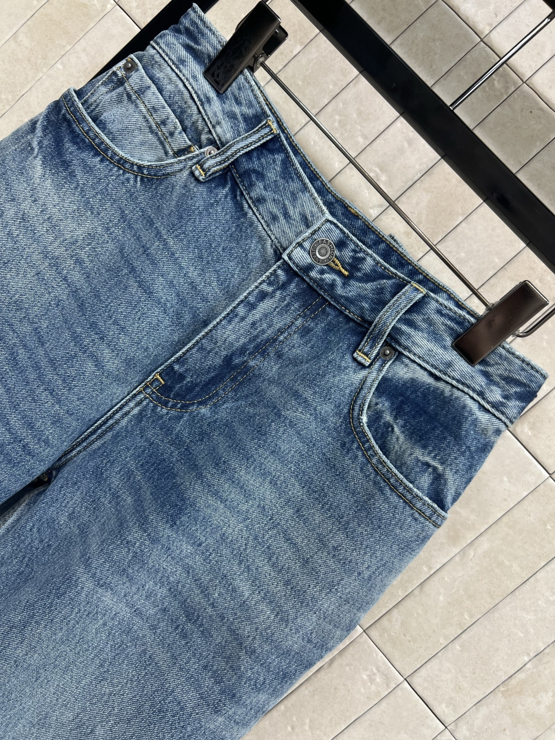 25早秋新款 破洞牛仔长裤 复古做旧破洞发白洗水颜色 定位的磨骨破洞 高腰直筒裤型 轻松打造大长腿 既复