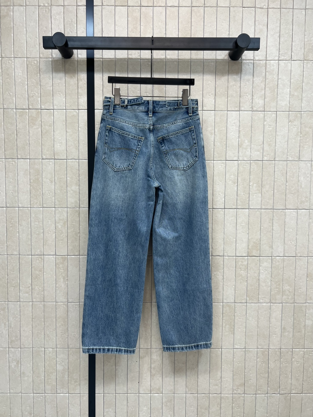 25早秋新款 破洞牛仔长裤 复古做旧破洞发白洗水颜色 定位的磨骨破洞 高腰直筒裤型 轻松打造大长腿 既复