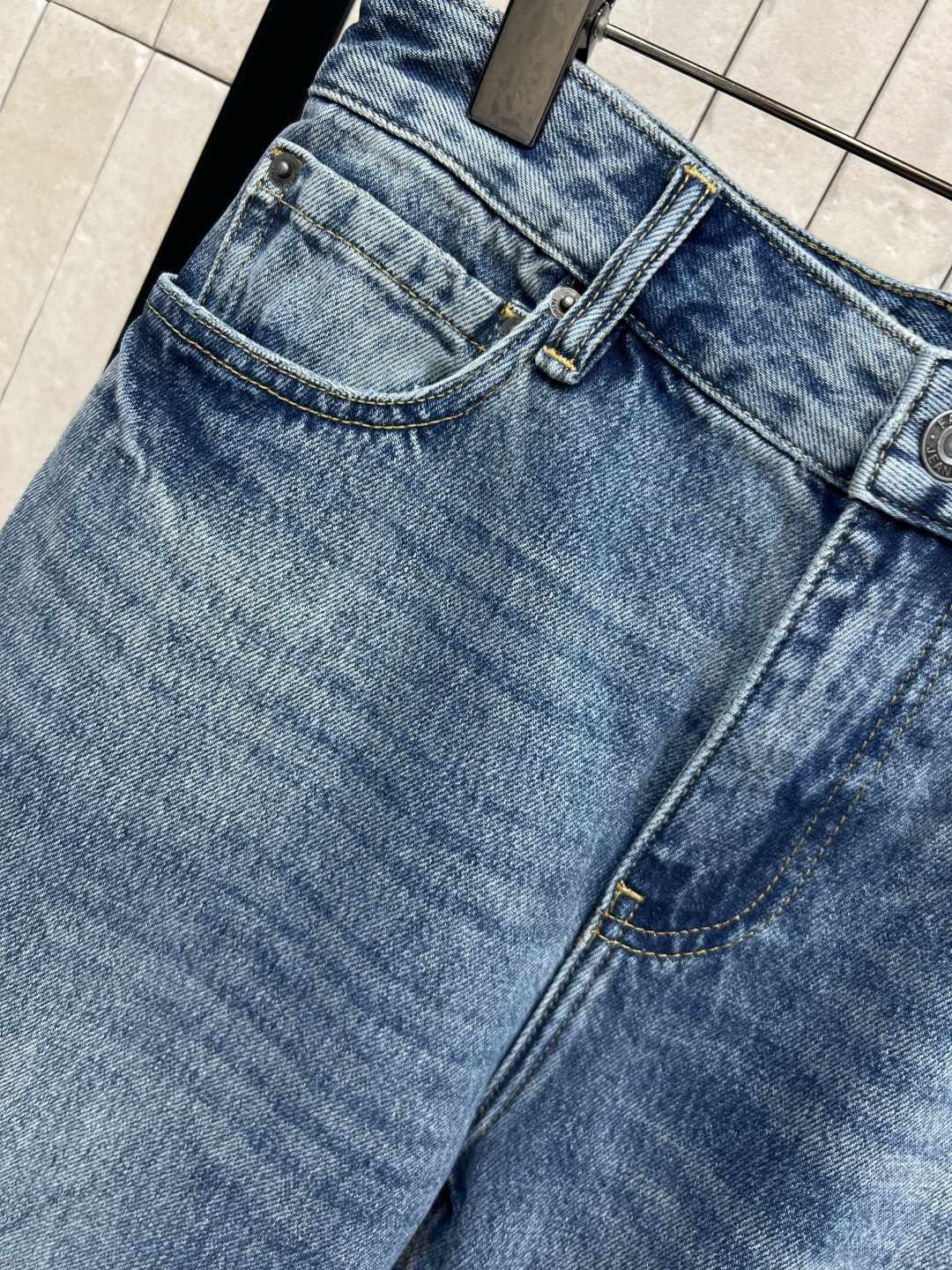 25早秋新款 破洞牛仔长裤 复古做旧破洞发白洗水颜色 定位的磨骨破洞 高腰直筒裤型 轻松打造大长腿 既复