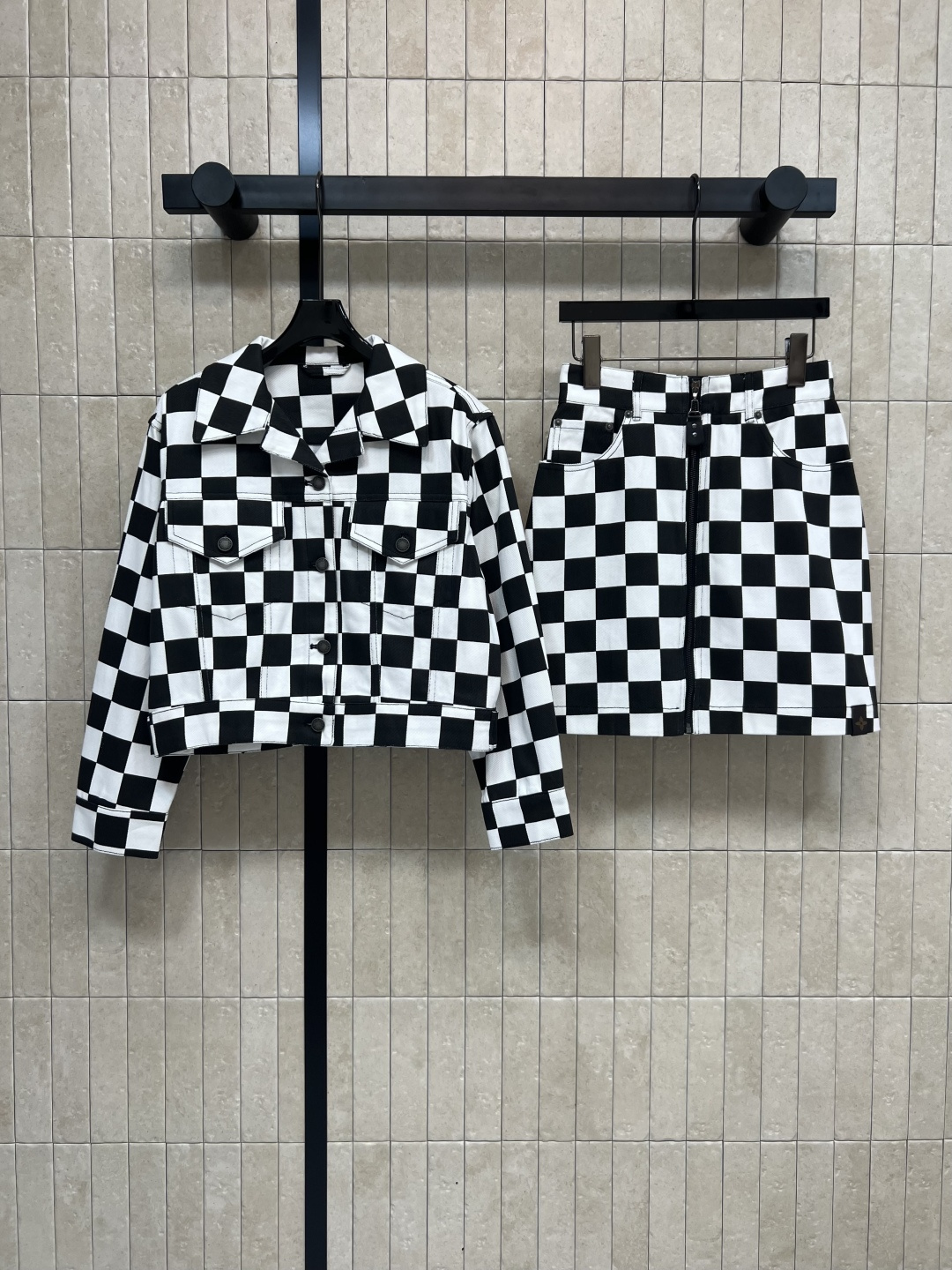 NO:479407,Jacket Skirt L Home 25 Early Autumn New Black and White Checkerboard Jacquard Set Lapel Jacket Jacket + Zipper Skirt Lapel Slim Short Style Customized Jacquard Fabric Black and White Presbyterian Logo is very eye-catching Visually fashionable Big Brand Lapel Collar is very special Irregular Design Double Flip Pocket Design Very small details A set of super pull-up proportions on the upper body Customized hardware accessories Great details Three codes One color SML,,louis vuitton, skirts,jackets & coats,jackets & coats,alexander wang19860909外套 半裙L家 25早秋新款 黑白棋盘格提花套装 翻领夹克外套 +拉链半身裙 翻领修身短款版型 定制的提花面料 黑白老花logo很吸睛 视觉感很时髦大牌 翻领的领子很特别 不规则的设计 双翻盖的口袋设计 非常有小细节哦 一套上身超拉比例感 定制的五金配件 细节做工很赞 一色三码 SML,,louis vuitton,skirts,jackets & coats,jackets & coats,alexander wang,Women's clothing