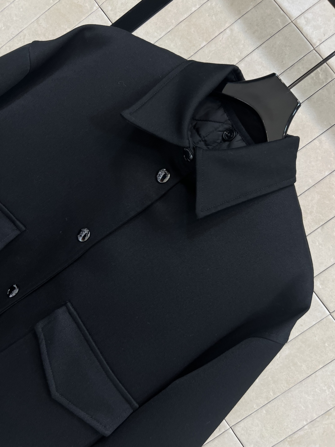 D家 25秋冬新款 羊毛翻领衬衫外套+菱格马甲棉服 超级好看的组合 logo胶牌点缀 没有搭配烦恼 穿上