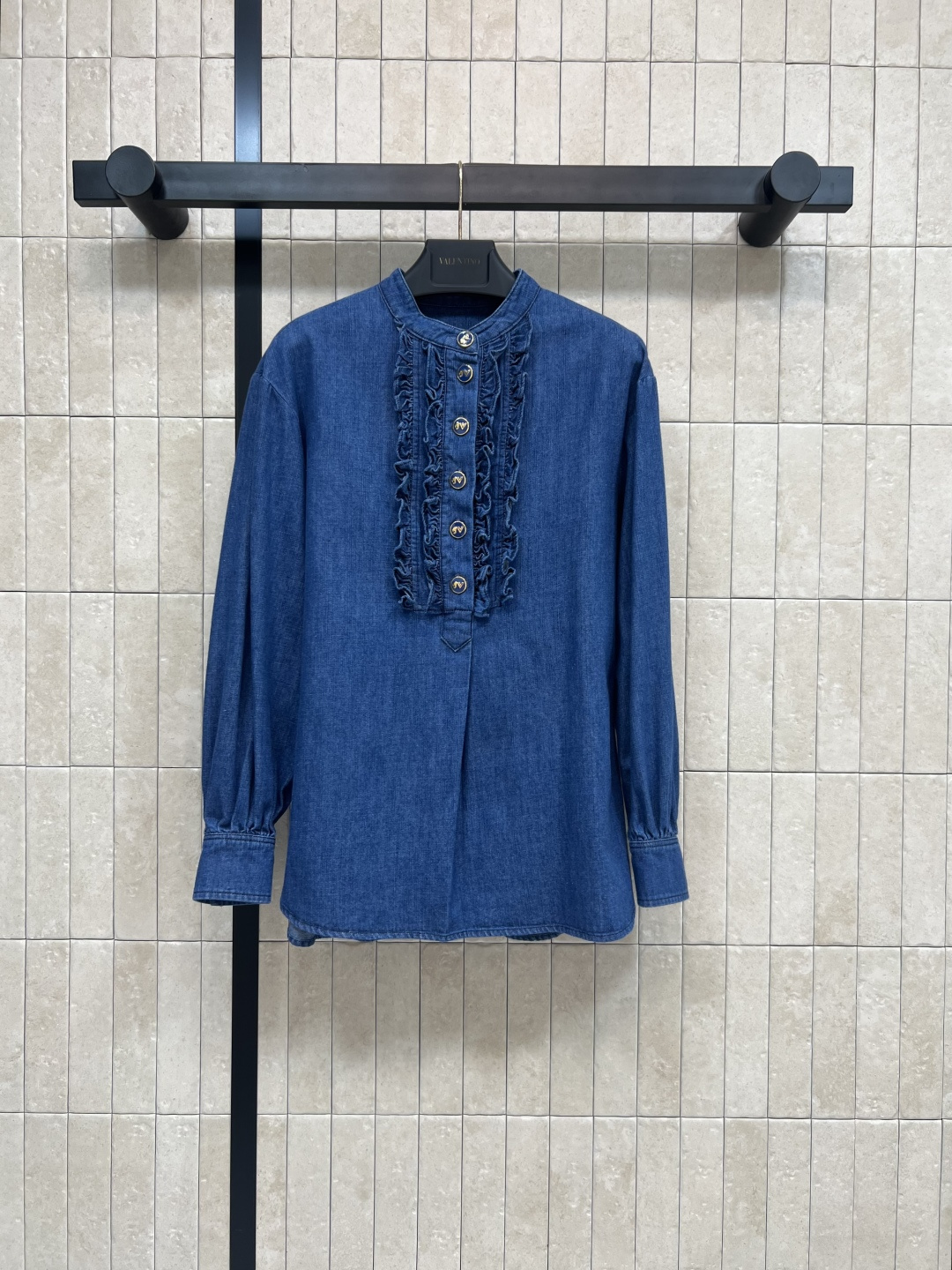 NO:479378,V Home 25 early autumn new style, denim shirt with ears, age-reducing and elegant wooden ears with ears, classic stand-up collar H-style, versatile upper body, not picky, retro and old denim blue fabric, custom V letter enamel buckle decoration, more advanced temperament, pure cotton denim fabric soft and comfortable, one color, three codes SML,,shirts,alexander wang19860909V家 25早秋新款 木耳边牛仔衬衫 减龄又气质的木耳边门襟设计 经典的立领H版型 上身百搭不挑人 复古做旧的牛仔蓝面料 定制V字母珐琅扣饰装饰 更加的高级气质 纯棉牛仔面料柔软舒适 一色三码 SML,,shirts,alexander wang,Women's clothing