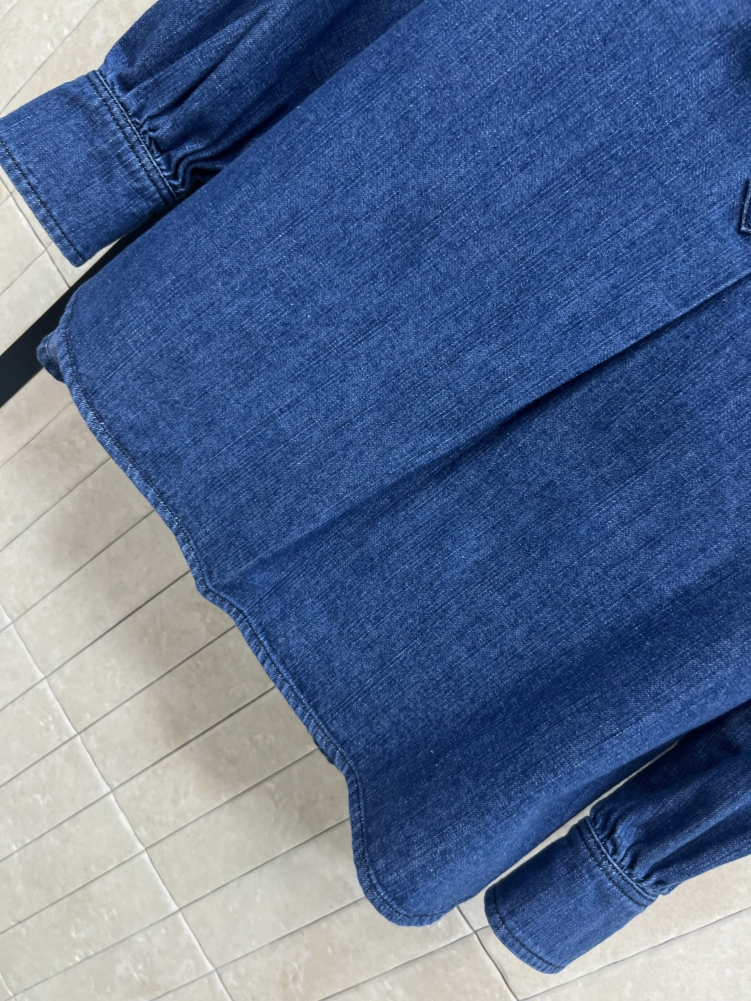 V家 25早秋新款 木耳边牛仔衬衫 减龄又气质的木耳边门襟设计 经典的立领H版型 上身百搭不挑人 复古做