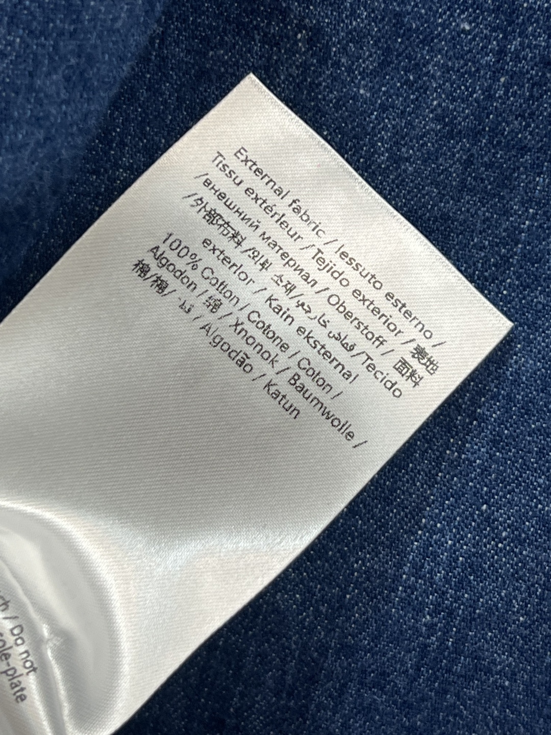 V家 25早秋新款 木耳边牛仔衬衫 减龄又气质的木耳边门襟设计 经典的立领H版型 上身百搭不挑人 复古做