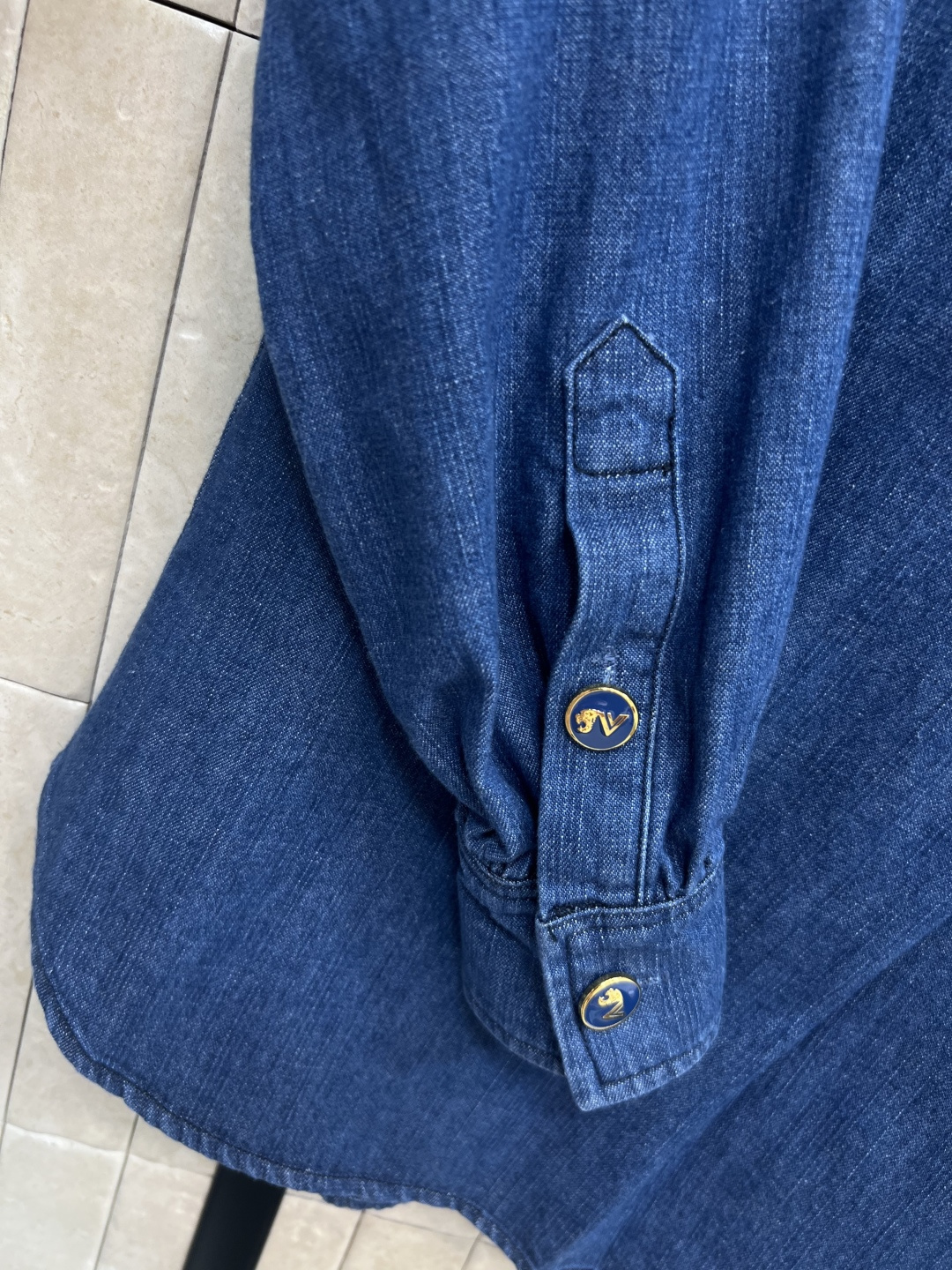 V家 25早秋新款 木耳边牛仔衬衫 减龄又气质的木耳边门襟设计 经典的立领H版型 上身百搭不挑人 复古做