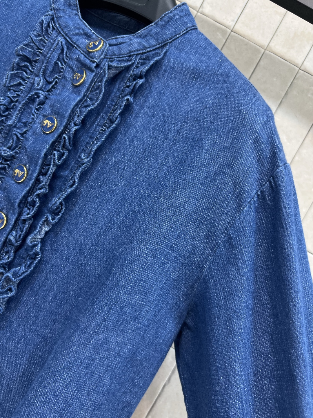 V家 25早秋新款 木耳边牛仔衬衫 减龄又气质的木耳边门襟设计 经典的立领H版型 上身百搭不挑人 复古做