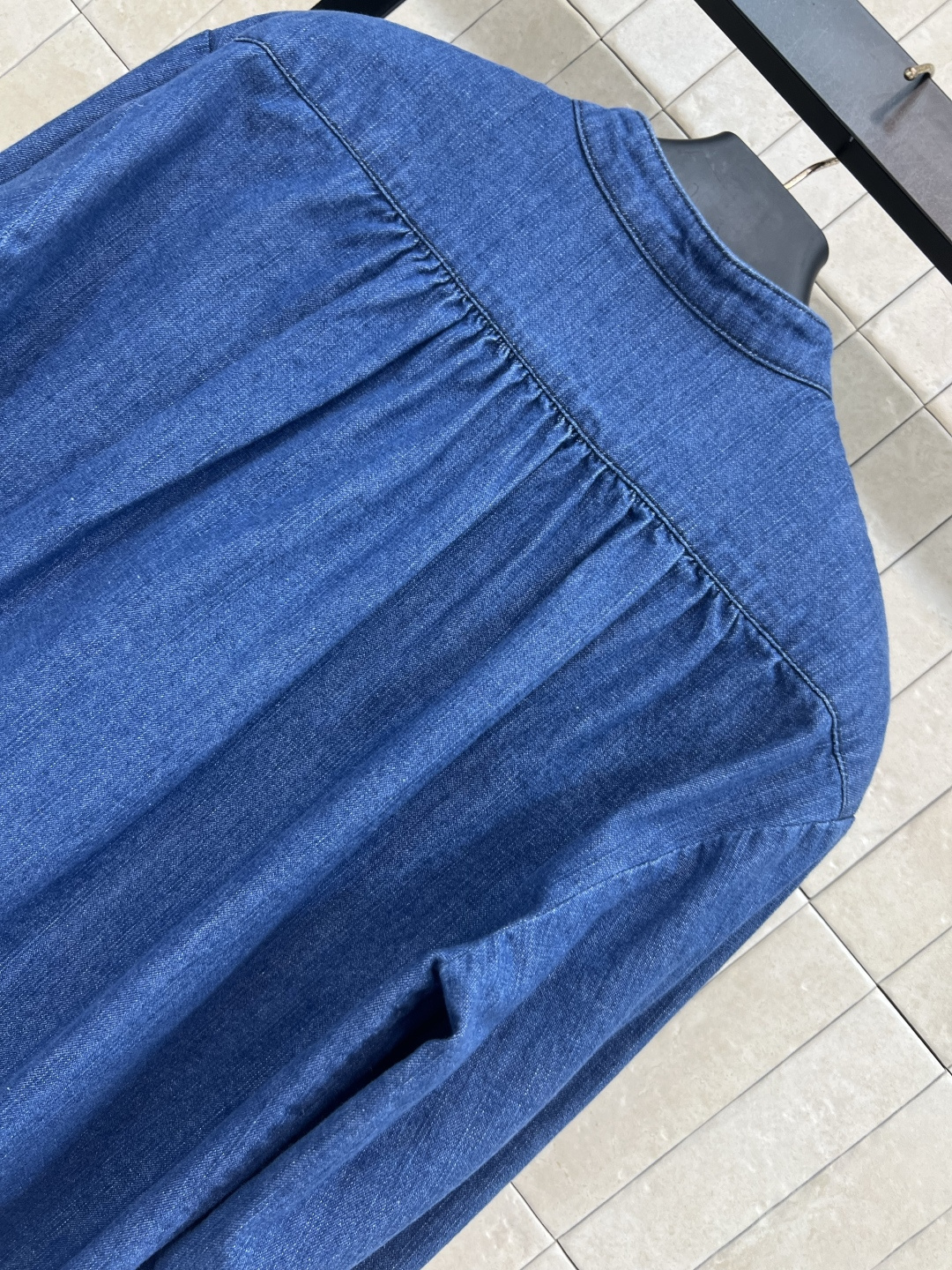 V家 25早秋新款 木耳边牛仔衬衫 减龄又气质的木耳边门襟设计 经典的立领H版型 上身百搭不挑人 复古做