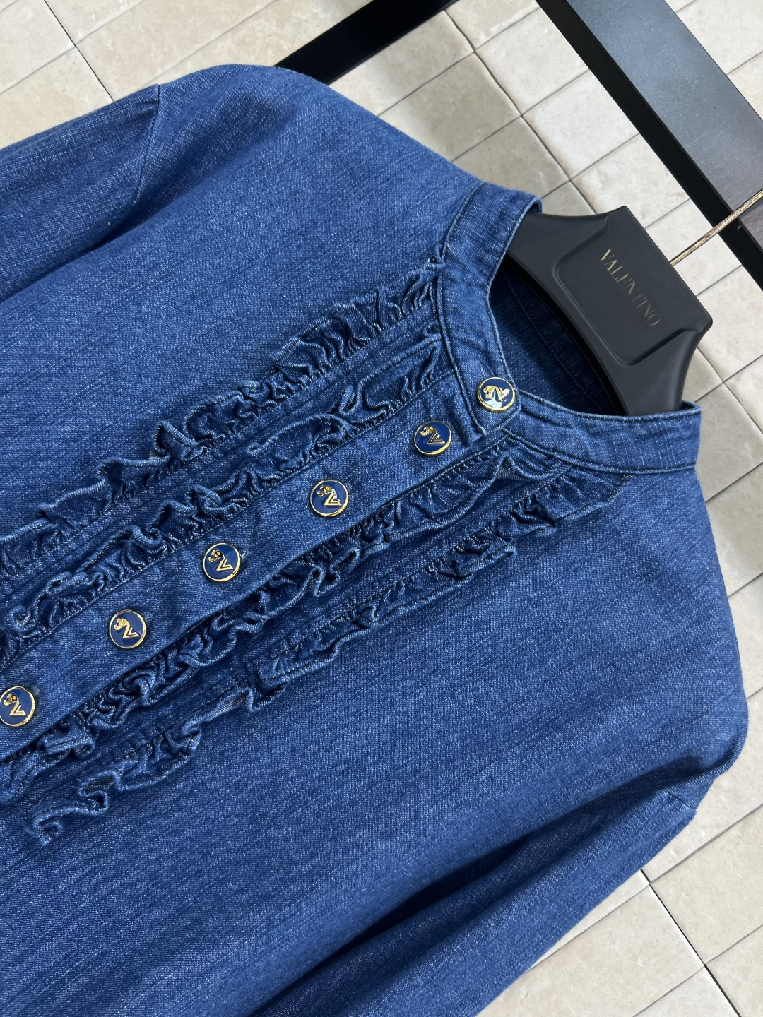 V家 25早秋新款 木耳边牛仔衬衫 减龄又气质的木耳边门襟设计 经典的立领H版型 上身百搭不挑人 复古做