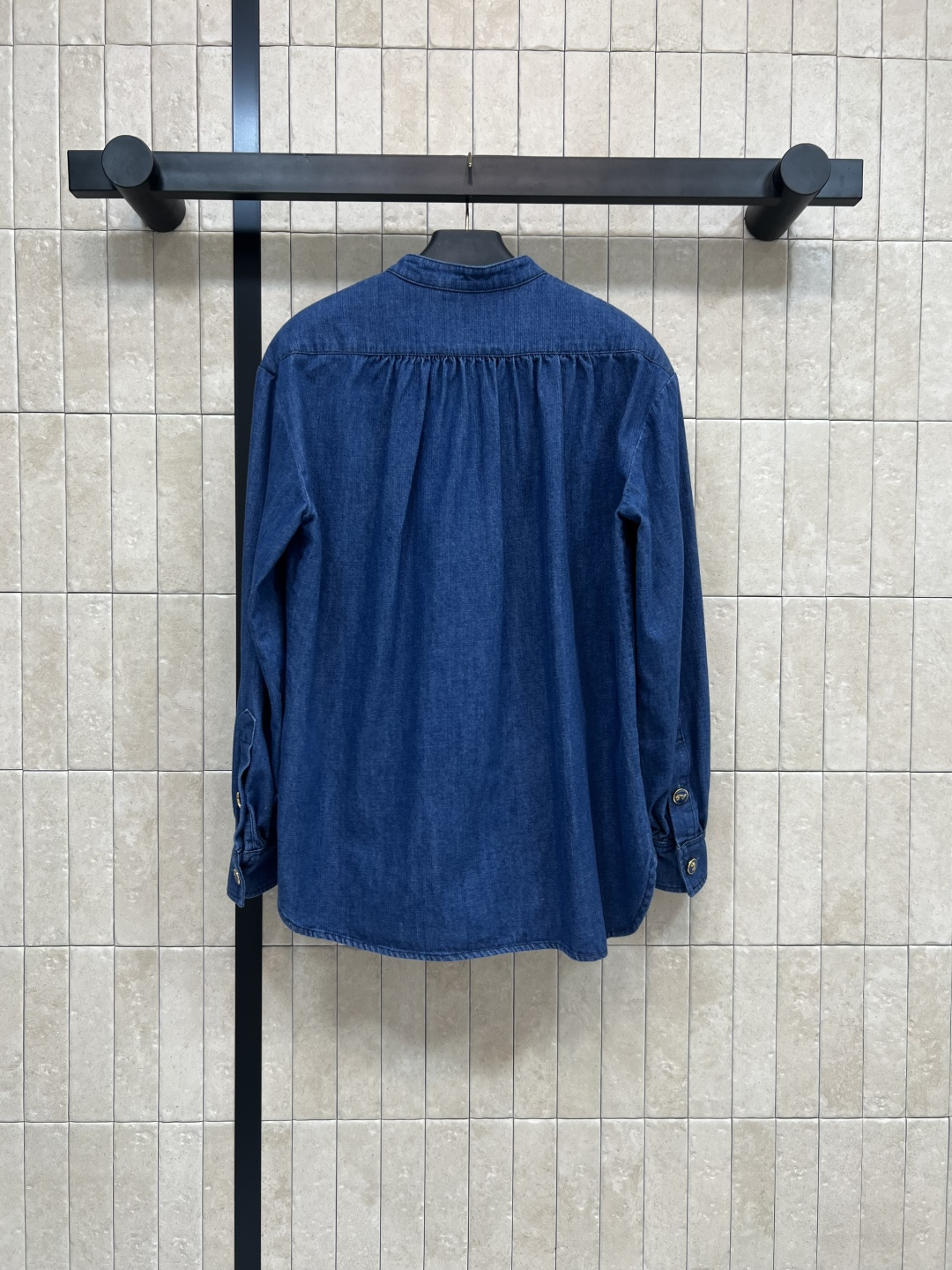 V家 25早秋新款 木耳边牛仔衬衫 减龄又气质的木耳边门襟设计 经典的立领H版型 上身百搭不挑人 复古做