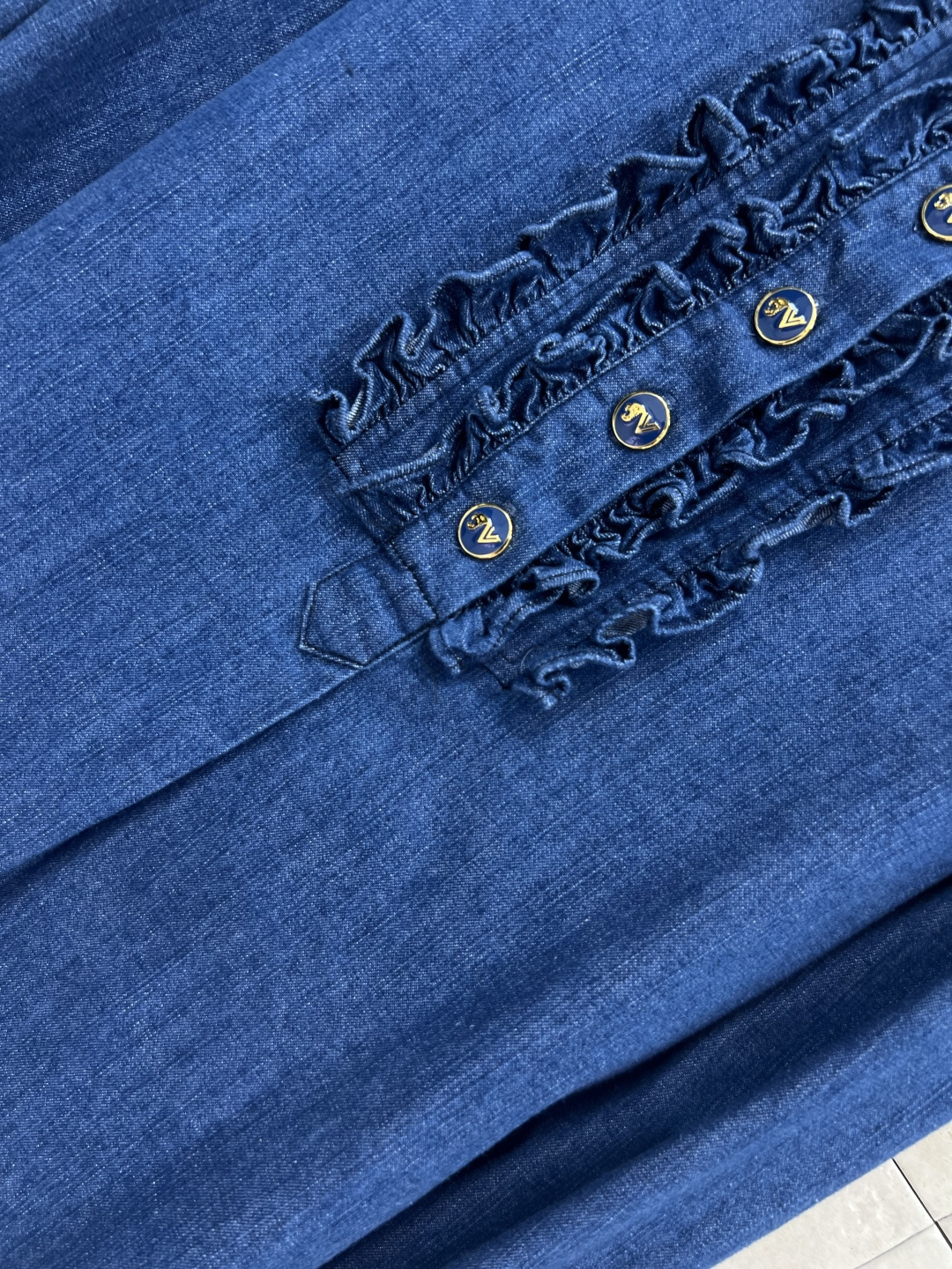 V家 25早秋新款 木耳边牛仔衬衫 减龄又气质的木耳边门襟设计 经典的立领H版型 上身百搭不挑人 复古做