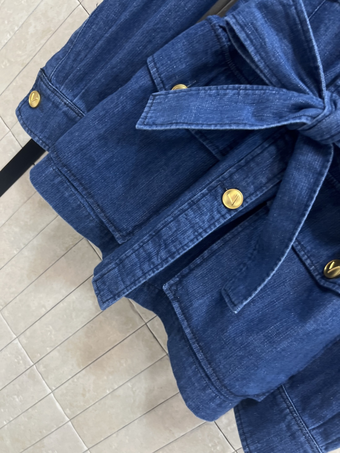 V家 25早秋新款 牛仔工装风设计多口袋外套 帅气不失优雅气质 又飒又美 上身真的太可了 工装对称口袋装