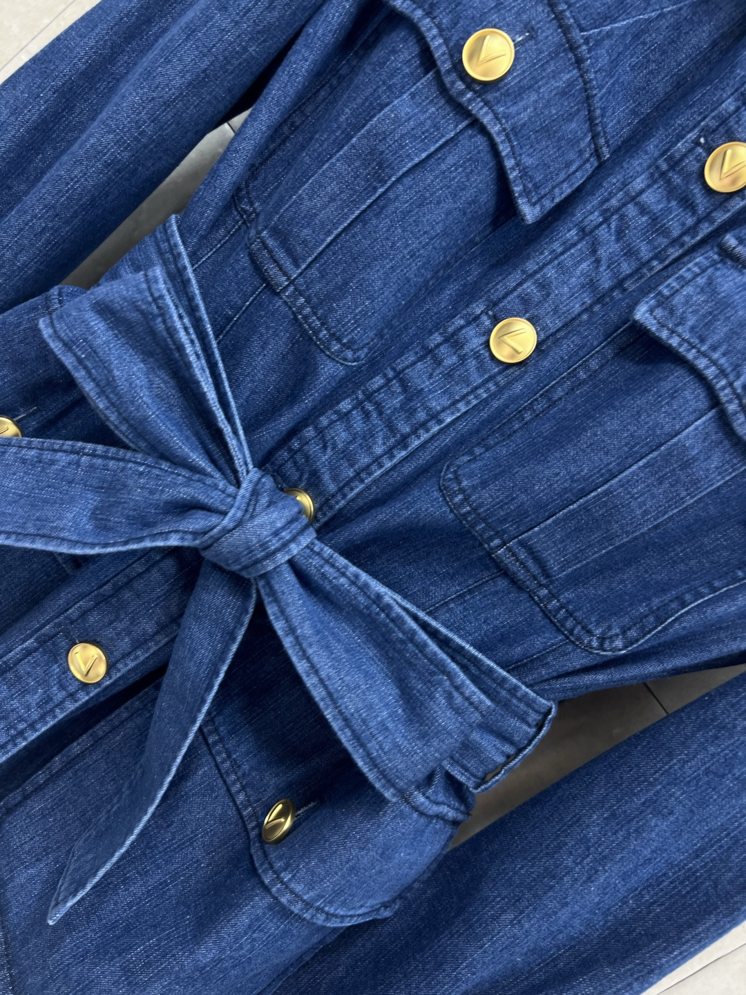 V家 25早秋新款 牛仔工装风设计多口袋外套 帅气不失优雅气质 又飒又美 上身真的太可了 工装对称口袋装