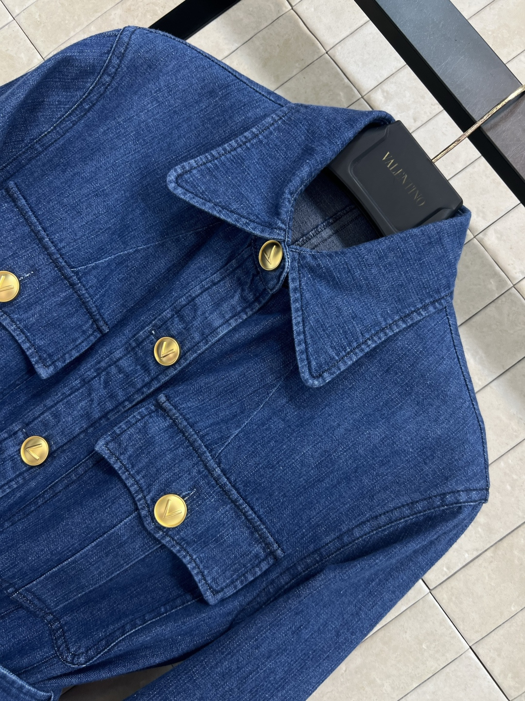 V家 25早秋新款 牛仔工装风设计多口袋外套 帅气不失优雅气质 又飒又美 上身真的太可了 工装对称口袋装