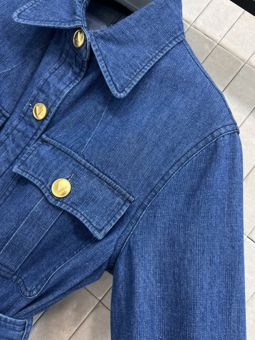 V家 25早秋新款 牛仔工装风设计多口袋外套 帅气不失优雅气质 又飒又美 上身真的太可了 工装对称口袋装