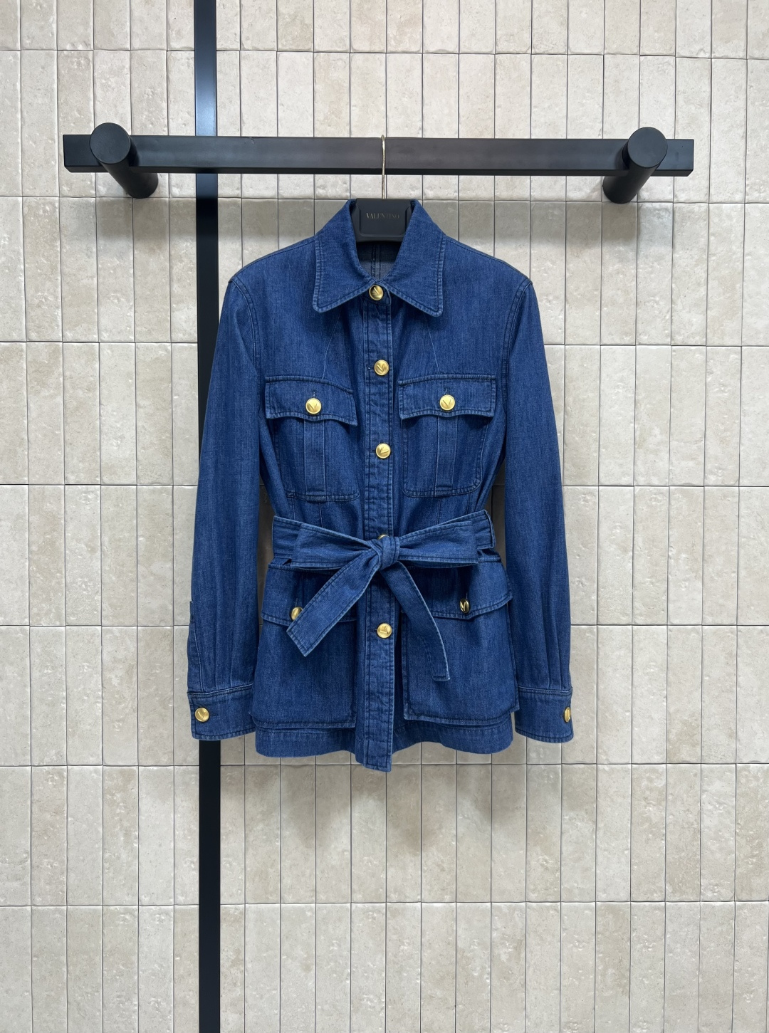 NO:479393,V Home 25 early autumn new style, denim work style design multi-pocket jacket, handsome and elegant, cool and beautiful, the upper body is really nice, the workwear symmetrical pocket decoration, this cloth belt is waist-hugging and slimming, the upper body is super amazing, recommended to keep it yourself, will not wear the same clothes, customized V-letter hardware buttons, texture and details are in place, models that can be worn all year round, a series of matching cool and casual styles, daily matching is too necessary, one color and three codes SML,, jackets & coats, alexander wang19860909V家 25早秋新款 牛仔工装风设计多口袋外套 帅气不失优雅气质 又飒又美 上身真的太可了 工装对称口袋装饰 本布腰带收腰显瘦 上身效果超级惊艳 推荐自留 不会撞衫 定制的V字母五金扣子 质感和细节都到位 一年四季都能穿的款 一系列搭配酷飒休闲范 日常搭配太需要了 一色三码 SML,,jackets & coats,alexander wang,Women's clothing