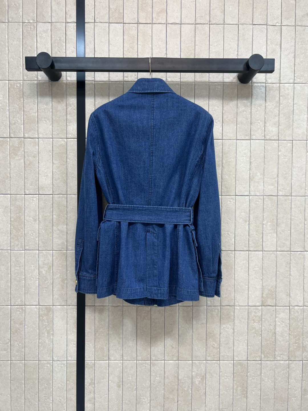 V家 25早秋新款 牛仔工装风设计多口袋外套 帅气不失优雅气质 又飒又美 上身真的太可了 工装对称口袋装