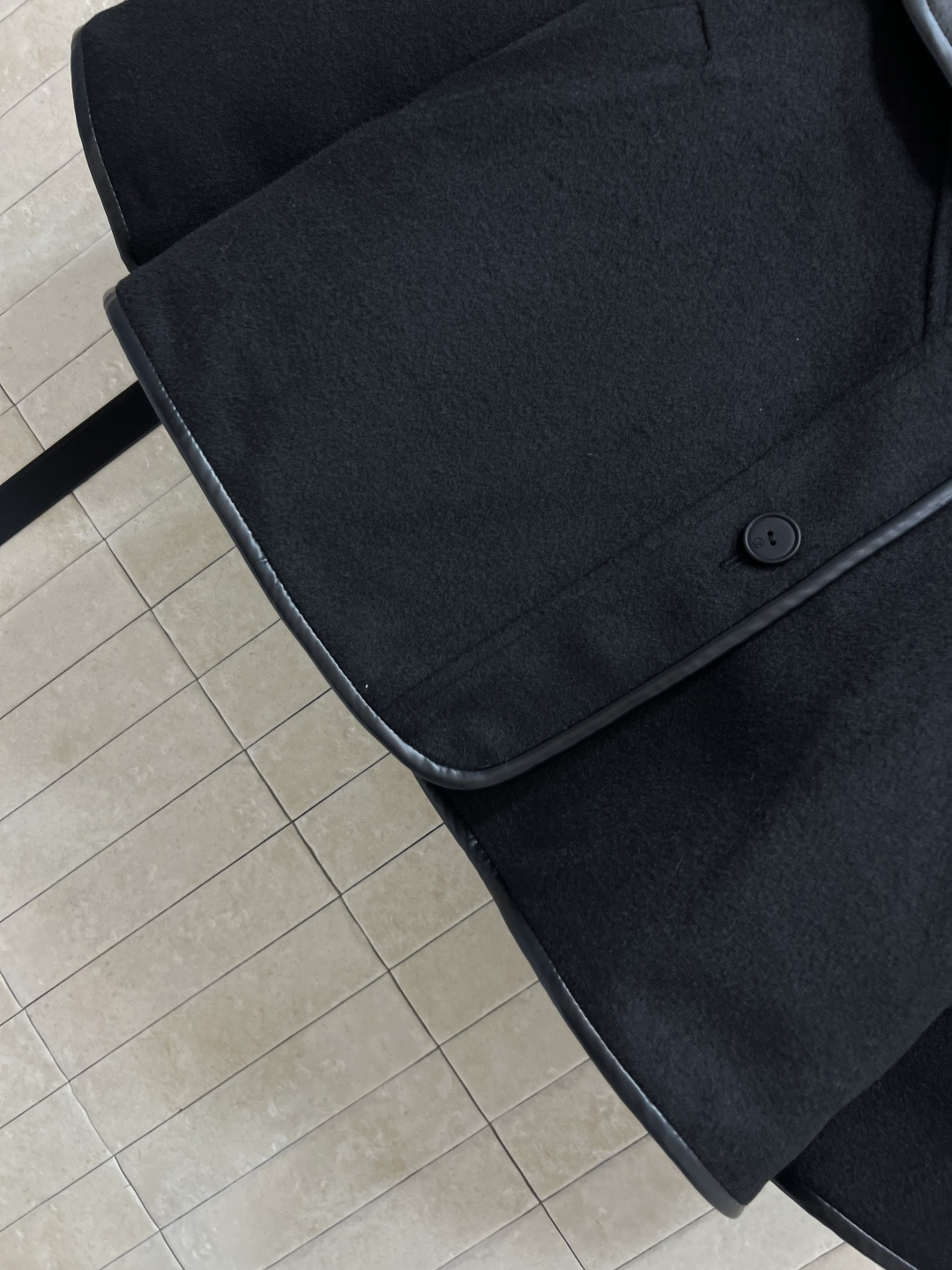 L家 25早秋新款 老花双面呢短款斗篷大衣 时尚单品彰显高定魅力 皮革包边细节 纯手工制作工艺  内里老